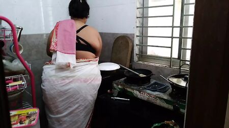 (Tamil Maa Ki Jabardast Chudai Beta) Une belle-mère indienne se fait baiser dans la cuisine - Audio en hindi