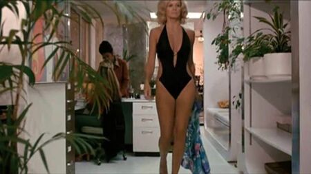 Angie Dickinson - Une scène torride en lingerie dans « Police Woman »