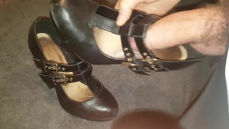 Éjaculer sur les talons Mary Jane de ma femme