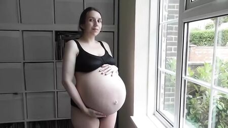 Un ventre de femme enceinte énorme, avec des jumeaux