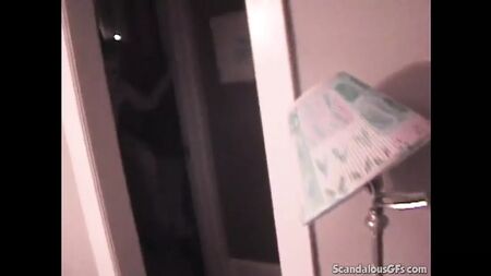 Une baby-sitter baise un mec pendant son service