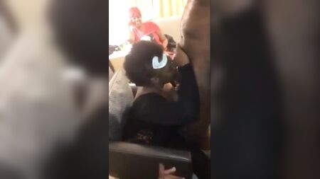 Une belle-mère noire d'un certain âge suce la bite d'un strip-teaseur lors d'une fête
