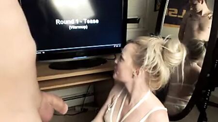 Fellation et éjaculation dans la bouche tout en regardant du porno