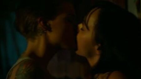 Christina Ricci et Ruby Rose - Around the Block