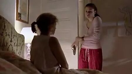 Une mère surprise en train de se masturber par sa fille (qui n'est PAS la sienne) - nicolo33