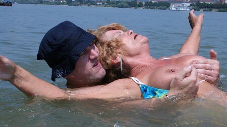 Sauver la vie d'Effie après sa noyade