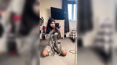TikTok coquin avec Yasmina Khan et un gode