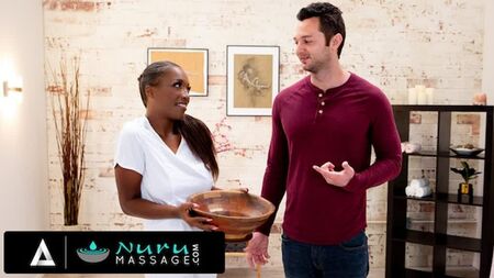 MASSAGE NURU - Une bombe d'ébène s'envoie en l'air avec son partenaire de cours de yoga