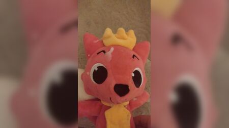 Éjaculer sur une peluche PinkFong