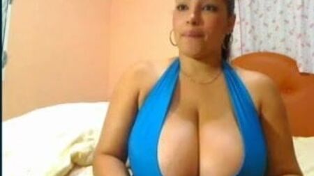 Webcam avec une Latina aux seins énormes