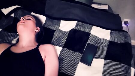 La fille de mon pote me laisse la regarder se masturber jusqu'à ce qu'elle jouisse