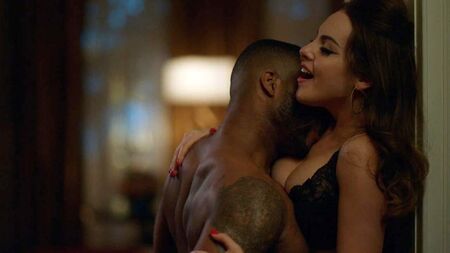 Le décolleté d'Elizabeth Gillies dans une scène sur ScandalPlanet.Com