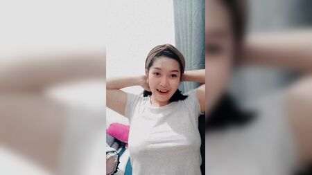 Mery Safitri en direct sur Instagram, gros seins sans soutien-gorge