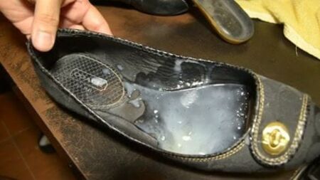 Éjaculation massive sur les chaussures plates Coach