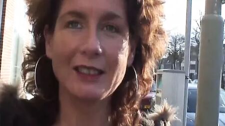 Première expérience anale pour une MILF de 40 ans