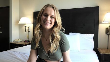 De gros seins naturels chez cette toute nouvelle fille