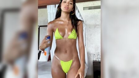 Yovanna Ventura en bikini minimaliste