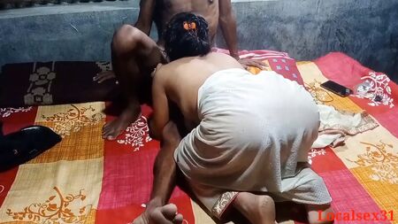 Vidéos XXX de Bhabhi dans un village indien avec un agriculteur dans la salle de bain