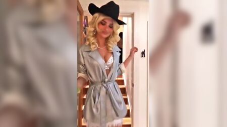 Emily Ratajkowski dans un costume sexy de cow-girl