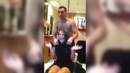 Une véritable soirée privée avec un strip-teaseur. (CFNM)