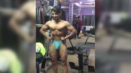 Un beau mec indien au physique de sportif
