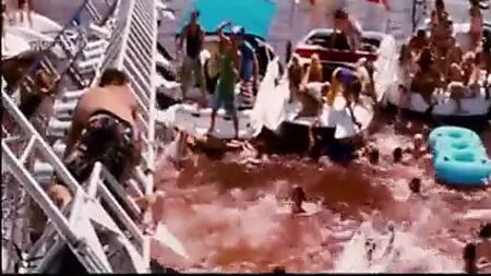 La star Kelly Brook, nue et trempée, dans « Piranha 3D »