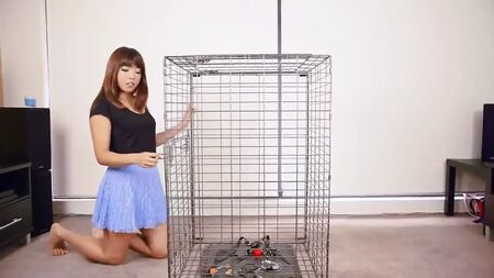 Auto-bondage dans une cage