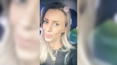 Une riche blonde se fait filmer en train de se faire prendre par derrière