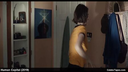 Scènes de film romantiques avec Marisa Tomei et Maya Hawke nues