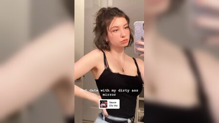 Selfie sexy de Katelyn Nacon devant un miroir