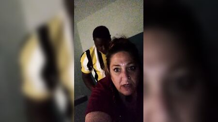 Une femme mûre aux formes généreuses se fait baiser par une grosse bite noire chez Dave & Buster's