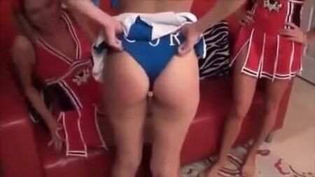 un wedgie infligé à une pom-pom girl