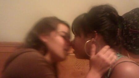 Des filles qui s'embrassent sur un lit