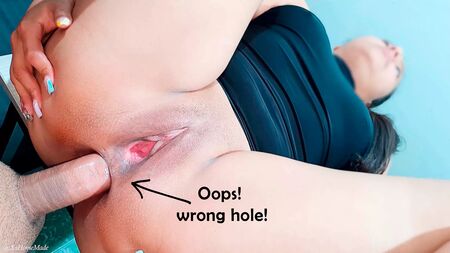 Oh mon Dieu, ce n'est pas le bon trou ! ... C'était dur ! - Anal accidentel