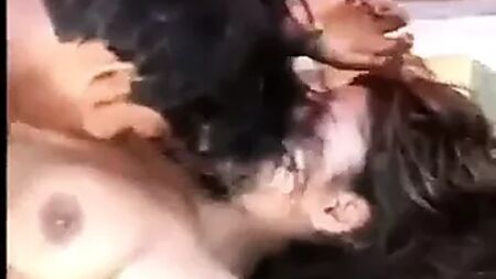 Sexe avec une jeune fille indienne vierge