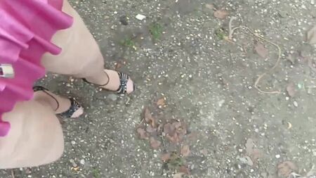 Sissy, enfermée et coincée dans sa tenue, doit accomplir des tâches humiliantes