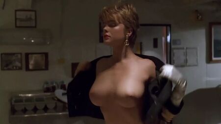Erika Eleniak seins nus et fesses à l'air