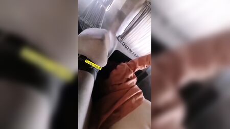 Hakan prend la femme au turban par derrière dans la voiture
