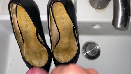 Ma copine porte à nouveau ses talons noirs de travail