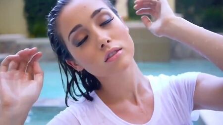 Victoria Moore - Sexy à la piscine