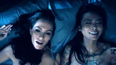 Scènes d'amour dénudées de Kate Siegel, Levy Tran et Victoria Pedretti