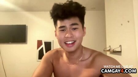 Un beau garçon asiatique en webcam