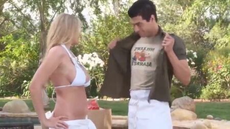 Julia Ann White : baise en bikini au bord de la piscine avec Xander Corvus
