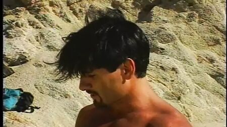 nues sur la plage, deux blondes baisent un maître-nageur