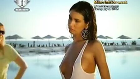 Fashion TV : séance photo de Jessica Micari nue à minuit