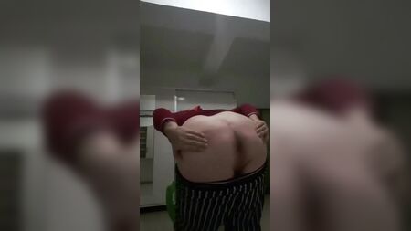Une femme au turban exhibe son cul à quatre pattes