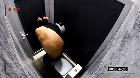 caméra dissimulée dans des toilettes publiques pour hommes. voyeurisme