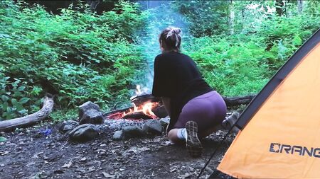 Du vrai sexe en pleine forêt. J'ai baisé une touriste dans une tente