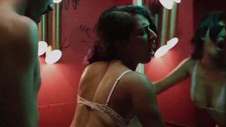La scène de sexe la plus sexy jamais vue dans des toilettes publiques, où l'on transpire à grosses gouttes