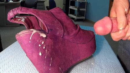 Les chaussures compensées violettes de Shelly, ornées de cordons et de perles
